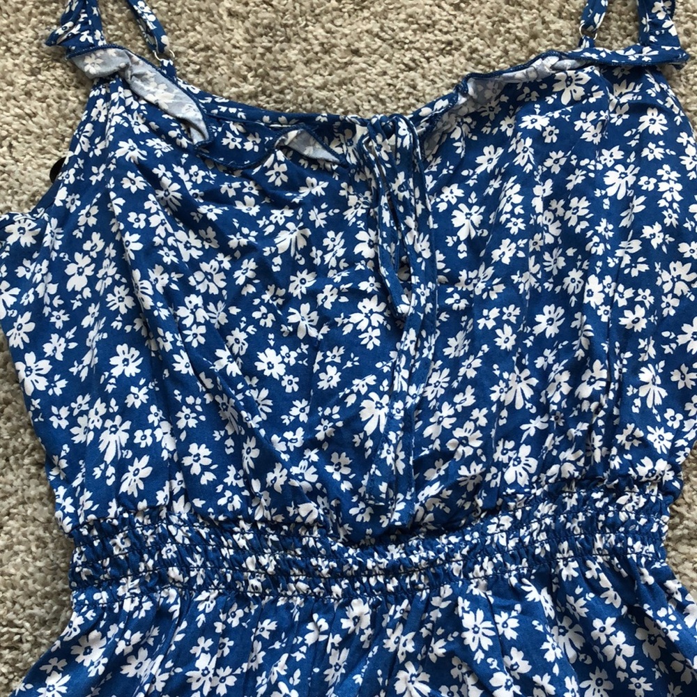 🎉 HOST PICK 🎉 Blue Floral Tank Top - Picture 4 of 6